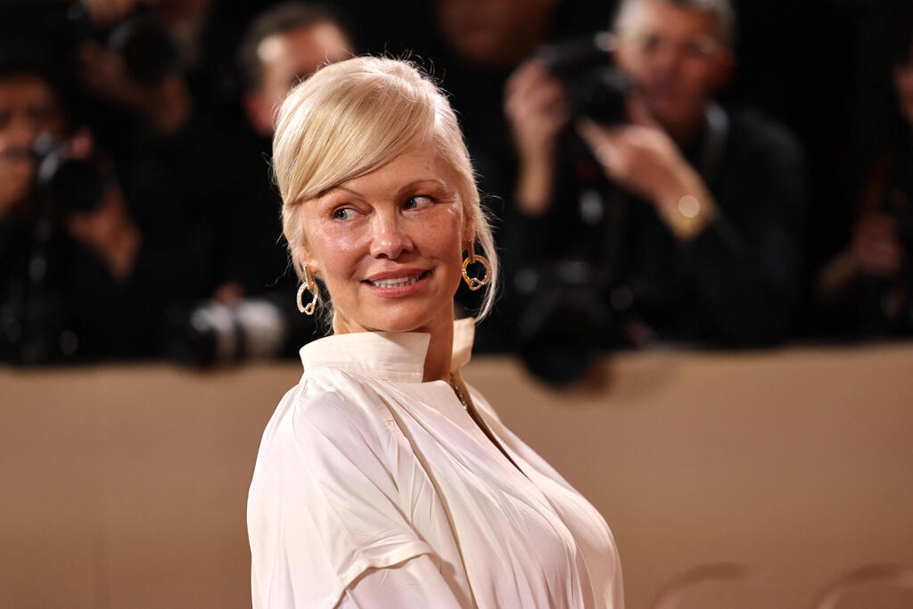 פמלה אנדרסון בטקס גלובוס הזהב, 2026 (צילום: REUTERS/Daniel Cole) פמלה אנדרסון בטקס גלובוס הזהב, 2026