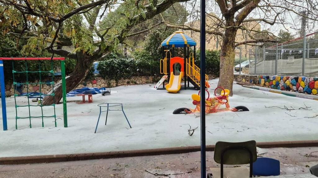 שלג בגן שעשועים בגוש עציון