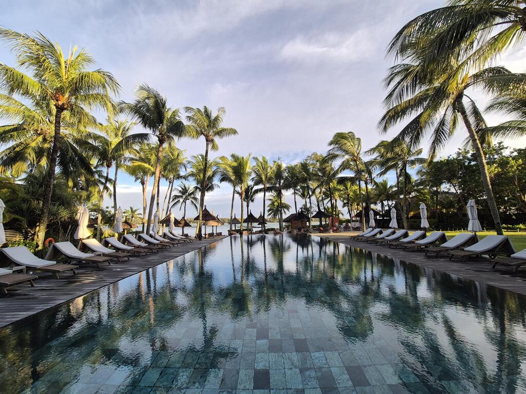 אור ראשון בבריכה. מלון Prince Maurice  