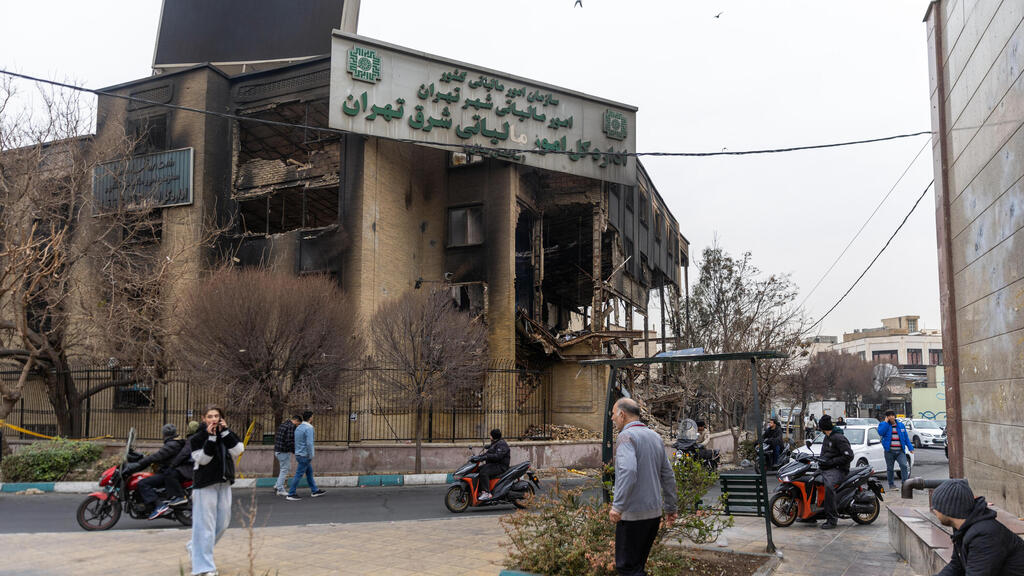 מבנה של אגף המיסים של איראן שהוצת ב הפגנות הפגנה מחאה טהרן  10 בינואר