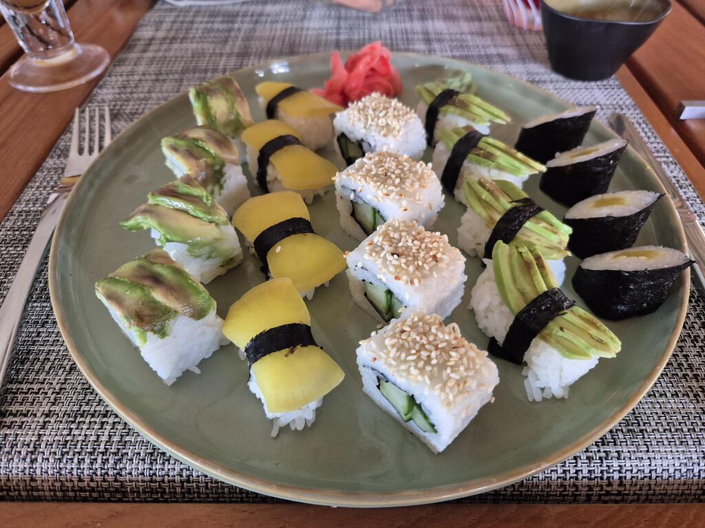 סושי צבעוני לארוחת הערב. התמחות במאכלי ים