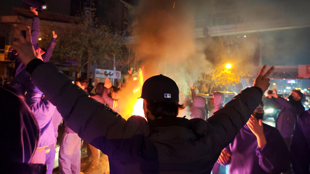 ‘We saved the lives of people shot by their own government.’ January 8, Tehran (Photo: Anonymous/Getty Images) מחאה מחאות הפגנה הפגנות איראן טהרן 8 בינואר