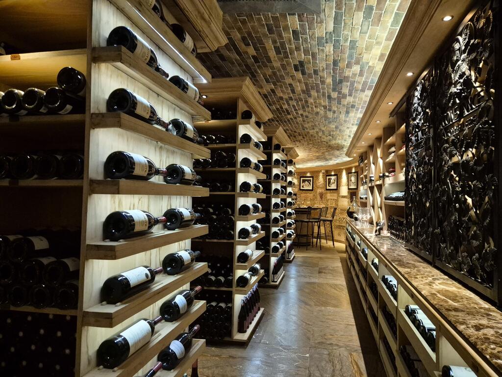 25,000 בקבוקים ממאות יקבים. מרתף היין במלון Prince Maurice