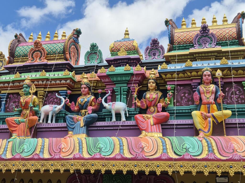 מאוריציוס, מקדש הינדי. 48% מתושבי האי הם צאצאי מהגרים מהיבשת ההודית