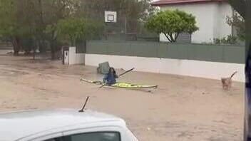 תושב מנצל את ההצפות באביגדור לשוט בקיאק