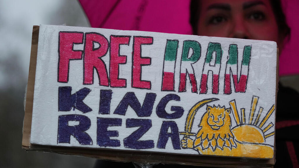 A demonstration in support of the protests in Iran, London (Photo: AP Photo/Kin Cheung) לונדון הפגנת תמיכה במחאות באיראן