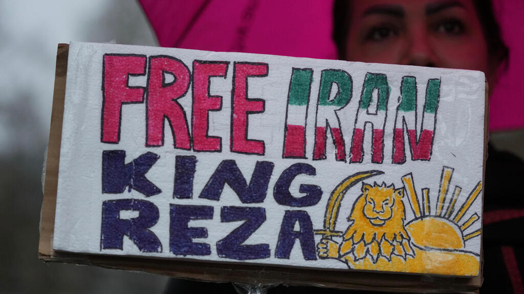 A demonstration in support of the protests in Iran in London (Photo: Kin Cheung/ AP Photo) לונדון הפגנת תמיכה במחאות באיראן