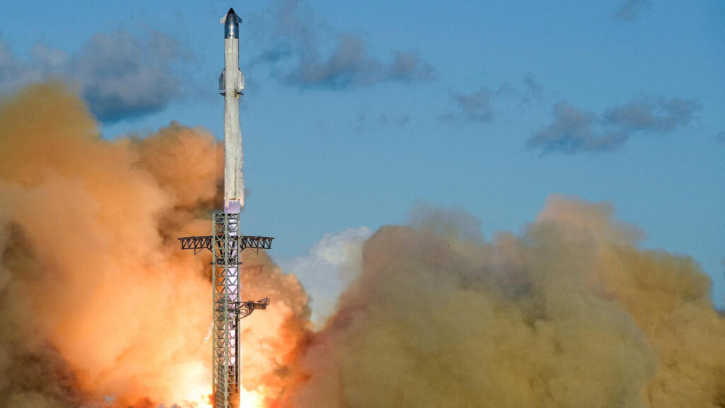 שיגור חללית של ספייס X בעיר של אילון מאסק בטקסס, סטארבייס