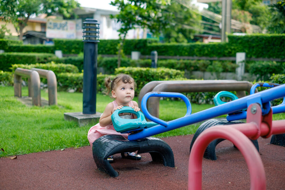 Под сиденьями качалки должны быть амортизирующие прокладки, а растения на площадке должны быть аккуратно подстрижены 