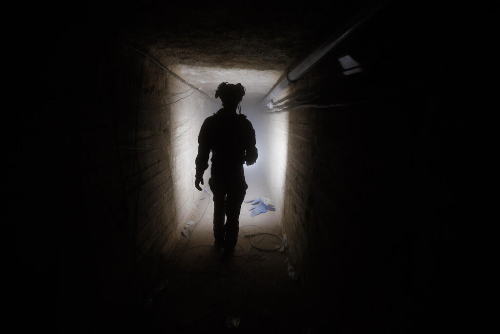 לוחם צה"ל בתוך מנהרה שהקים חיזבאללה