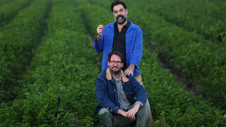 השף אסף דוקטור (יושב) והפילוסוף ג'רמי פוגל