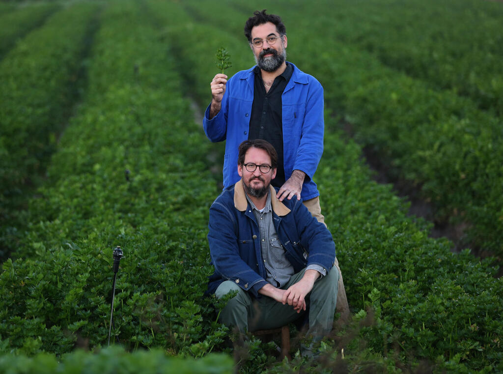 Chef Asaf Doktor (seated) and philosopher Jeremy Fogel (Photo: Ryan Preuss) השף אסף דוקטור (יושב) והפילוסוף ג'רמי פוגל