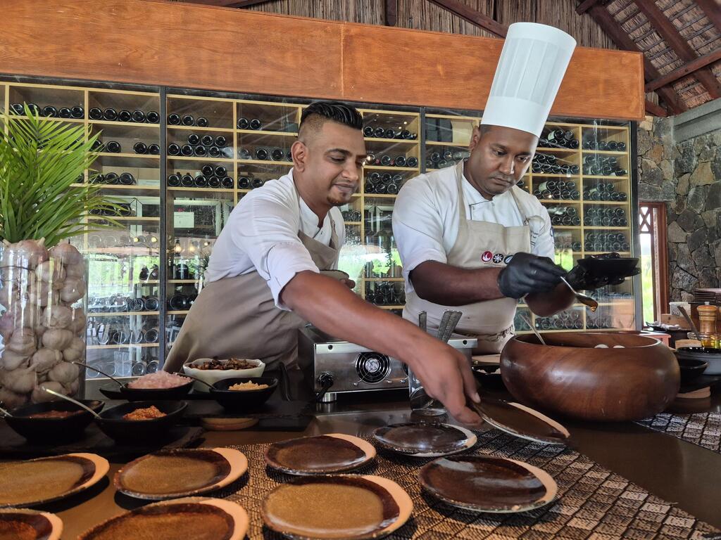 שווה להשקיע בסדנאות, כמו זו, של אוכל מקומי. מלון Belle Mare Plage
