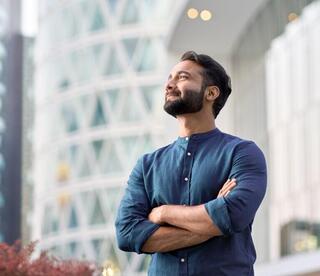 מנהל מביט לאופק