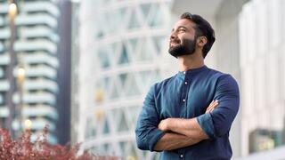 מנהל מביט לאופק