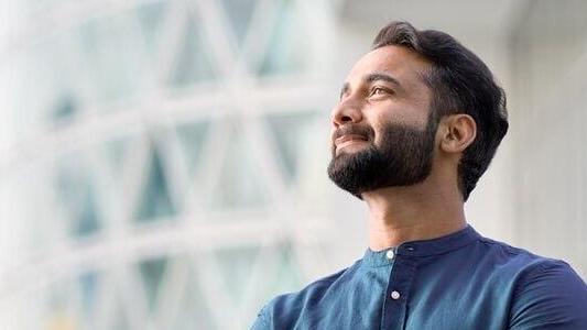 מנהל מביט לאופק