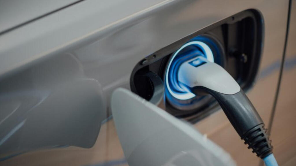 Electric vehicle charging; illustration (Photo: iCar) טעינת רכב חשמלי, אילוסטרציה