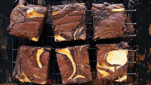 בראוניז חמאת בוטנים ורוטב תותים