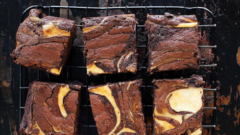 בראוניז חמאת בוטנים ורוטב תותים