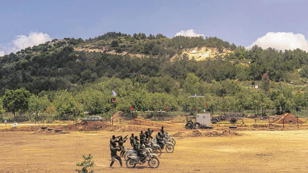 Hezbollah terrorists stage drill simulating the abduction of an Israeli soldier (Photo: Fatma Jomaa/IMAGO/APA images/Reuters) דרום לבנון: מחבלי חיזבאללה באימון ראווה המדמה חטיפת חייל ישראלי