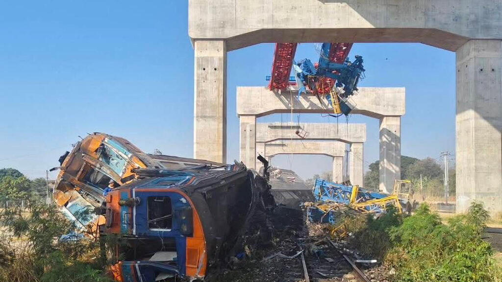 תאילנד תאונת רכבת שעליה קרס מנוף במחוז נאקון ראטצ'אסימה