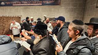 כמה מחברי הקבוצה בקבר מייסד חסידות חב"ד