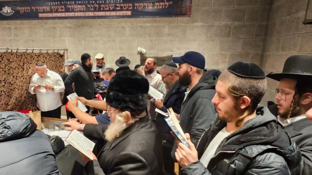 כמה מחברי הקבוצה בקבר מייסד חסידות חב"ד