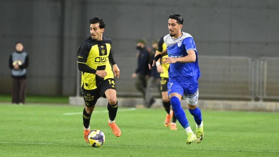 שחקן בית"ר ירושלים רועי אלימלך מול שחקן עירוני קריית שמונה יאיר מרדכי