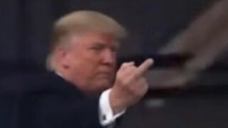 דונלד טראמפ מקלל עובד במפעל פורד