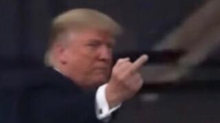 דונלד טראמפ מקלל עובד במפעל פורד