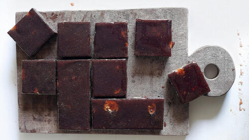 בראוניז חמאת בוטנים ורוטב תותים