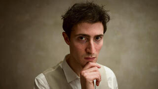 בתפקיד פרנץ קפקא. עידן וייס