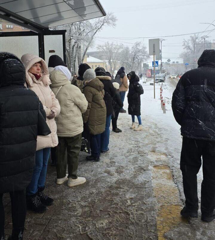 Disruptions to public transportation as well תושבי קייב מחכים בתחנת אוטובוס