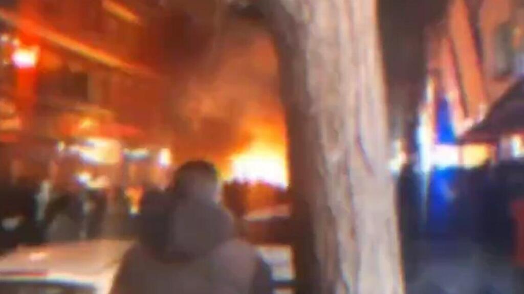 Беспорядки в Тегеране (Кадр видеозаписи) סרטון שפורסם בפארס המזוהה עם המשטר: "המהומות בטהרן ממצלמות המפגינים"