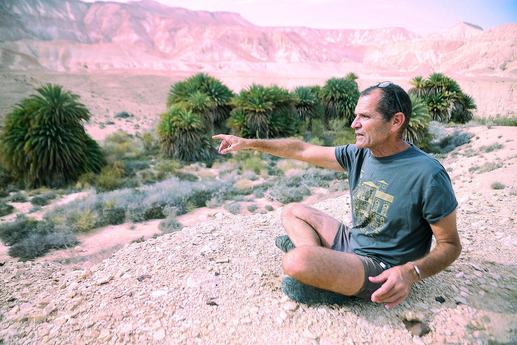 ד"ר רועי גלילי, ברקע מושבת התמרים