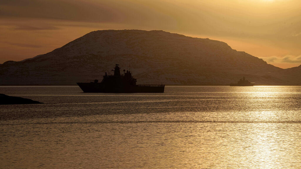 גרינלנד כלי שיט של חיל הים המלכותי של דנמרק מסייר ליד הבירה נואוק