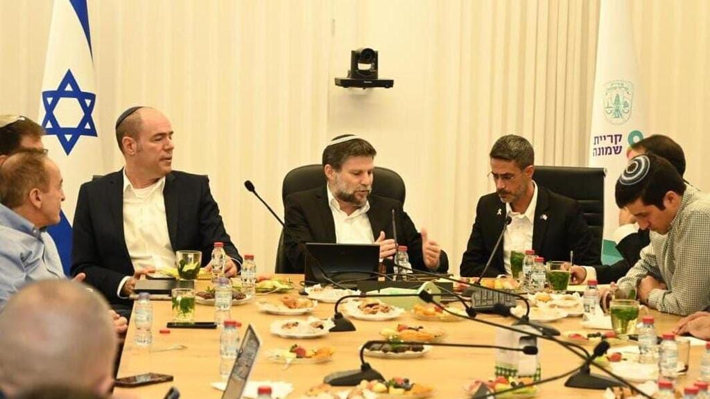 שר האוצר בצלאל סמוטריץ' בפגישה עם אביחי שטרן, ראש עיריית קריית שמונה בעניין שיקום העיר לאחר המלחמה 