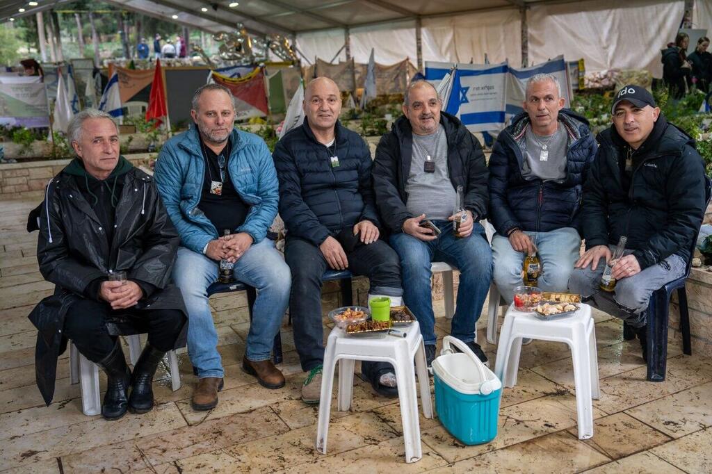 מימין לשמאל: מאיר זריהן, דודי ששון, שי טסטה, דוד גל, אריאל וולוך, פבל לויט - בחלקה 18א בהר הרצל