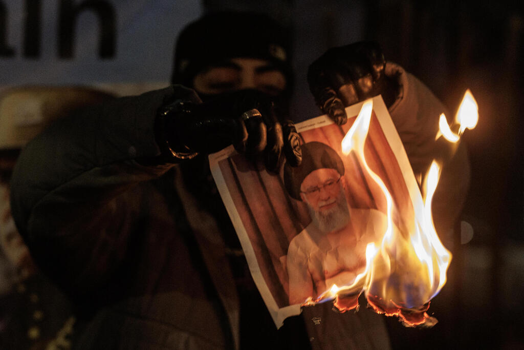 שורפים את תמונת המנהיג העליון של איראן עלי חמינאי