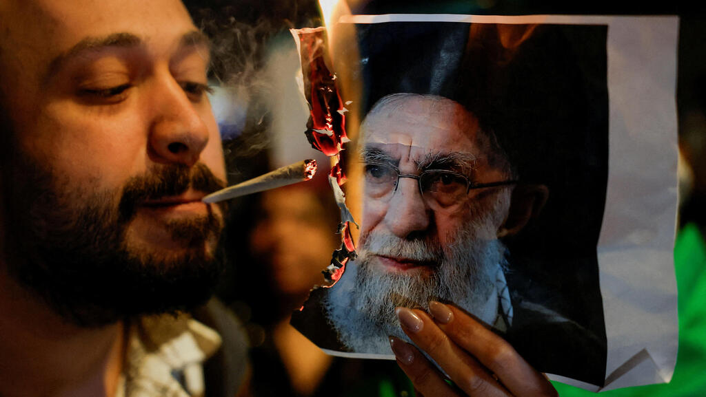 שורפים את תמונת המנהיג העליון של איראן עלי חמינאי