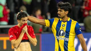 שחקן מכבי ת"א דור פרץ עם שחקן הפועל ת"א לירן רוטמן