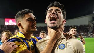 שחקן מכבי ת"א אלעד מדמון עם אופק מליקה