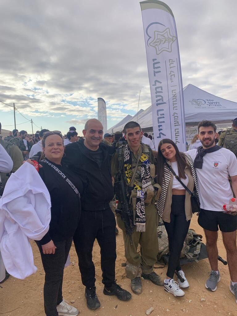 משפחת טסטה, עם עידו ז"ל על מדים במרכז התמונה