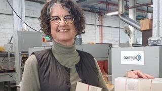 שושן הרן עם הספר "שבויה במשימה"