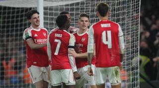 שחקני ארסנל חוגגים על הדשא