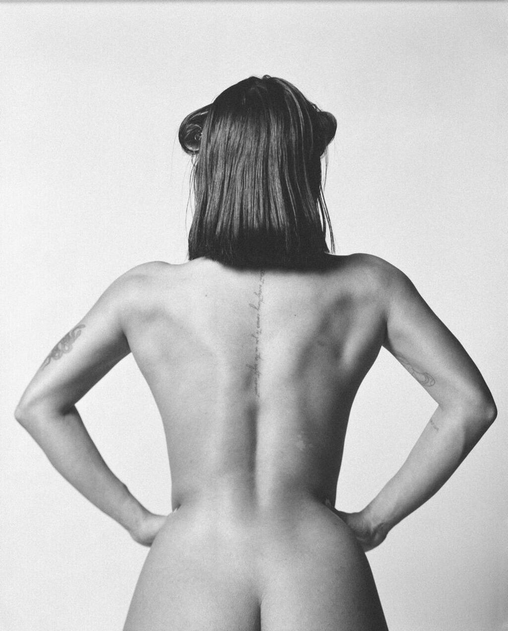 Photo: Ofek Shalom סתיו שלום, מהפרעות אכילה לפיתוח גוף, תערוכה, תמונות