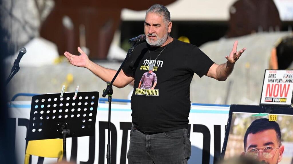 איציק גואילי בקבלת שבת בכיכר החטופים