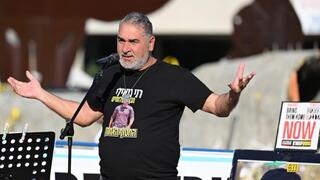 איציק גואילי בקבלת שבת בכיכר החטופים