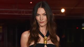 דוגמנית העל היהודייה קרלי קלוס שולטת באופנה