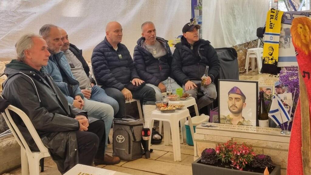 מימין לשמאל: מאיר זריהן, דודי ששון, שי טסטה, דוד גל, אריאל וולוך, פבל לויט - בחלקה 18א בהר הרצל